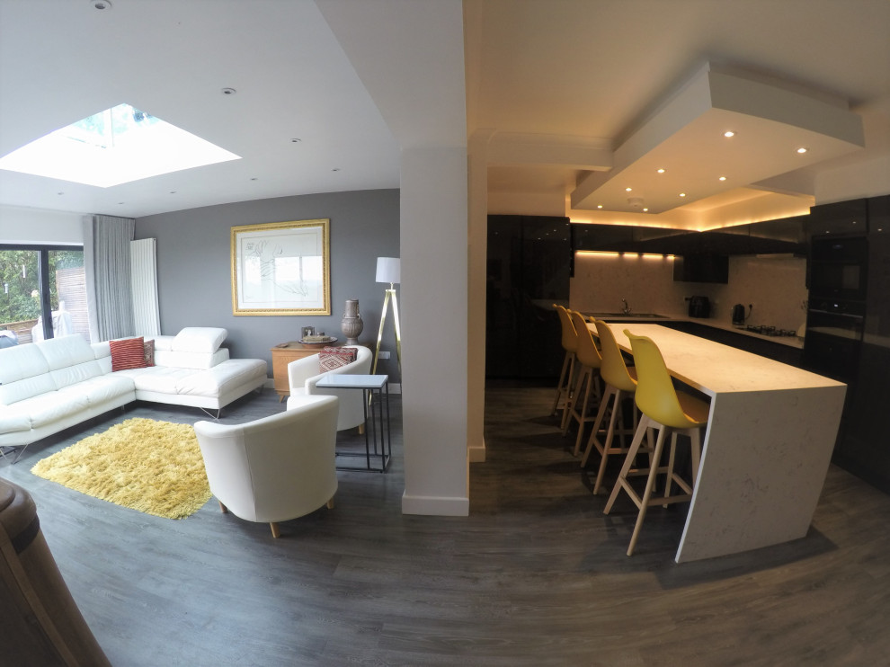 Idee per un grande soggiorno moderno aperto con pavimento in laminato, pavimento grigio, soffitto a cassettoni e carta da parati