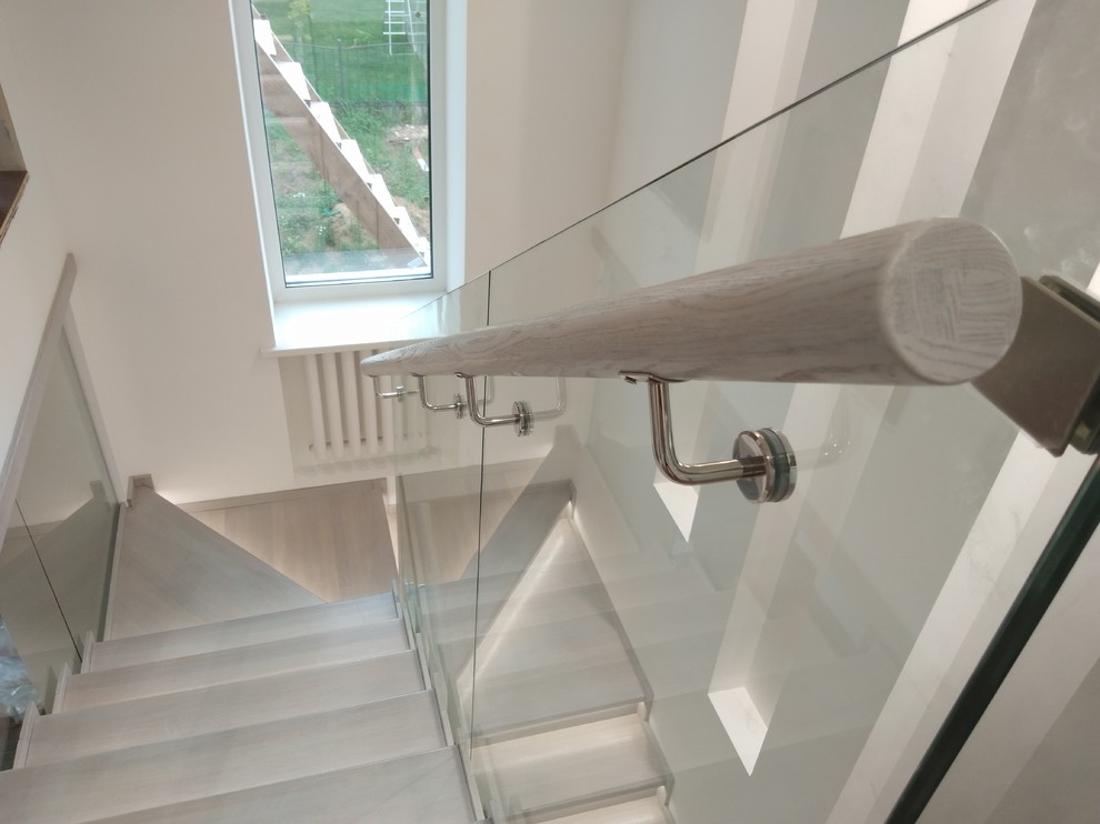 Лестница из дуба по стеклом