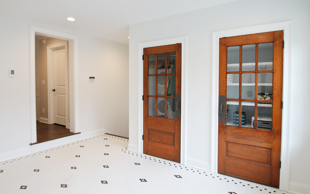 Photo of a mid-sized country gender-neutral walk-in wardrobe in Bridgeport with white floor.