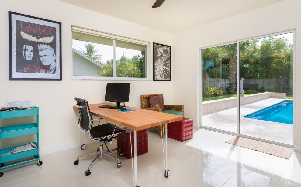 Photo of a midcentury home office in Orlando.