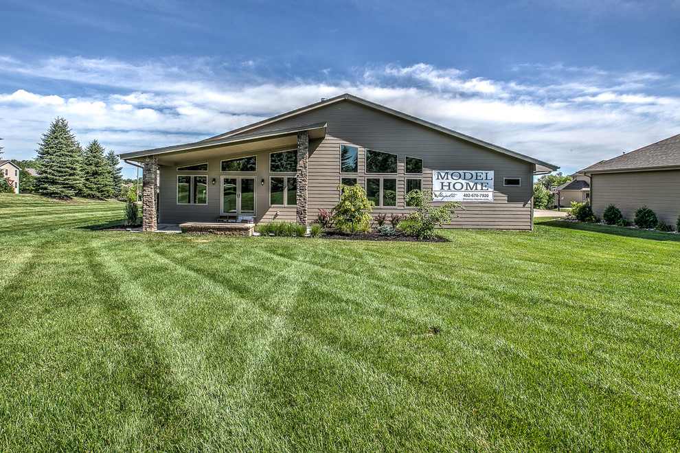 Transitional home design photo in Omaha
