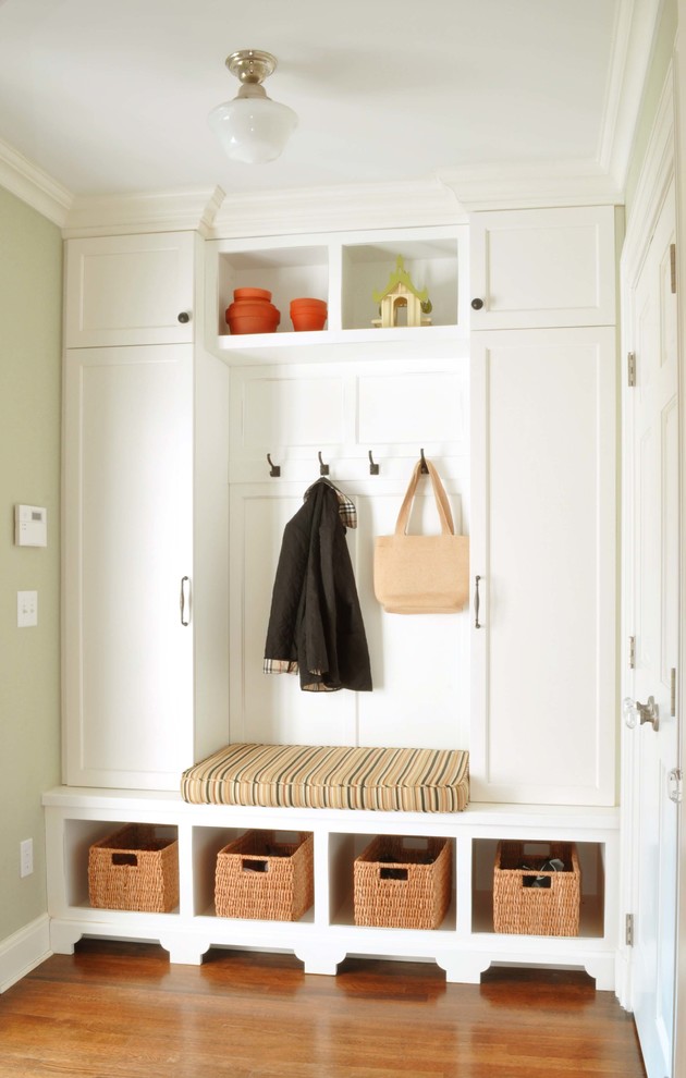 Traditional mudroom in New York.