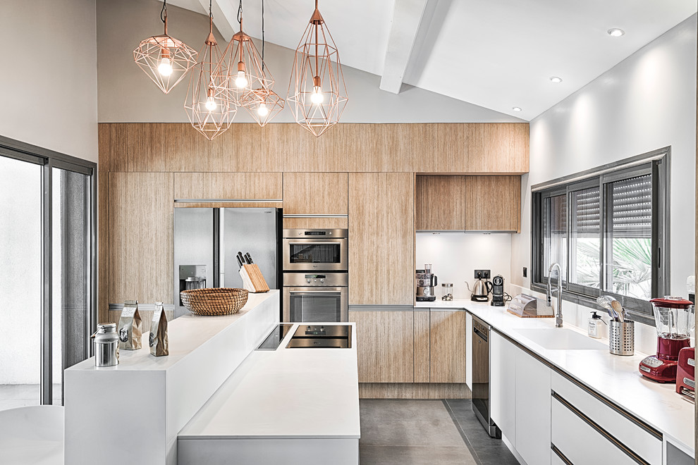 Design ideas for a mid-sized contemporary u-shaped eat-in kitchen in Marseille with a single-bowl sink, flat-panel cabinets, stainless steel appliances, with island, stainless steel cabinets, stainless steel benchtops and white splashback.