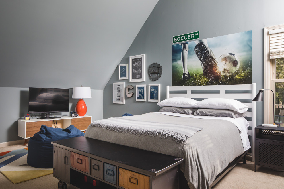 На фото: спальня в стиле фьюжн с серыми стенами