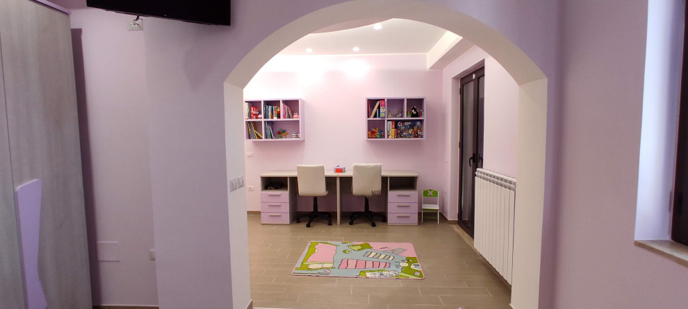 Inspiration för ett stort funkis könsneutralt barnrum kombinerat med sovrum och för 4-10-åringar, med lila väggar och klinkergolv i porslin