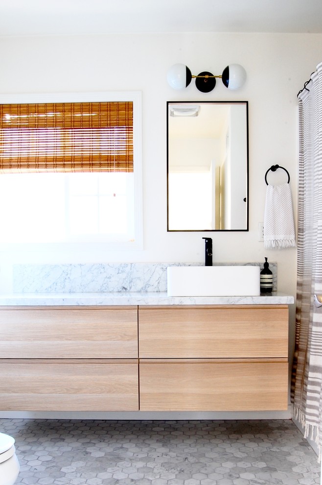 Example of an eclectic bathroom design in Los Angeles