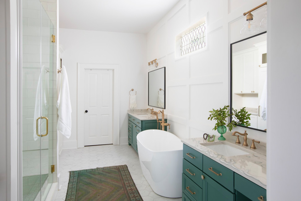 Пример оригинального дизайна: ванная комната в стиле неоклассика (современная классика) с зелеными фасадами, отдельно стоящей ванной, двойным душем, столешницей из кварцита, тумбой под две раковины и встроенной тумбой