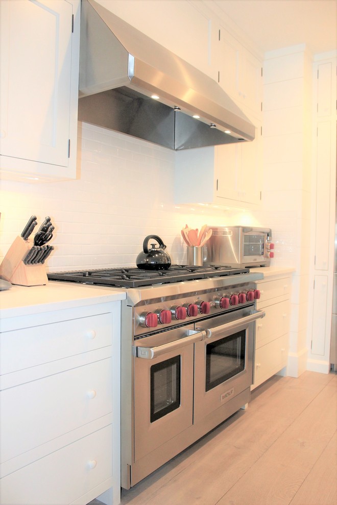 Example of a classic kitchen design in Boston
