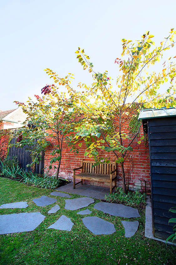 This is an example of a traditional backyard garden in Melbourne.