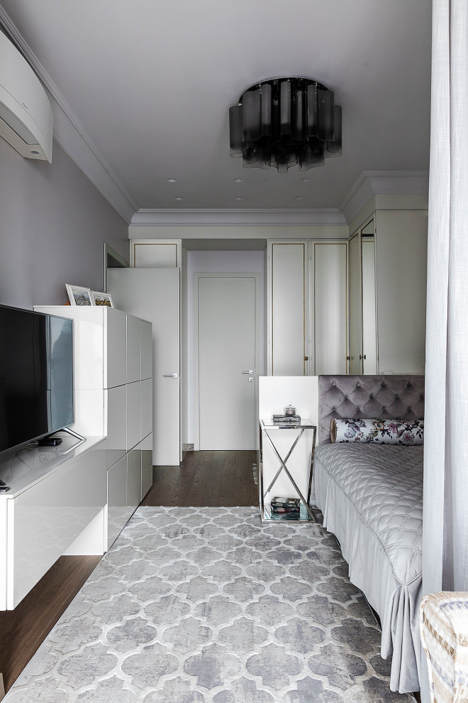 Свежая идея для дизайна: маленькая спальня в стиле неоклассика (современная классика) с серыми стенами, паркетным полом среднего тона и коричневым полом для на участке и в саду - отличное фото интерьера