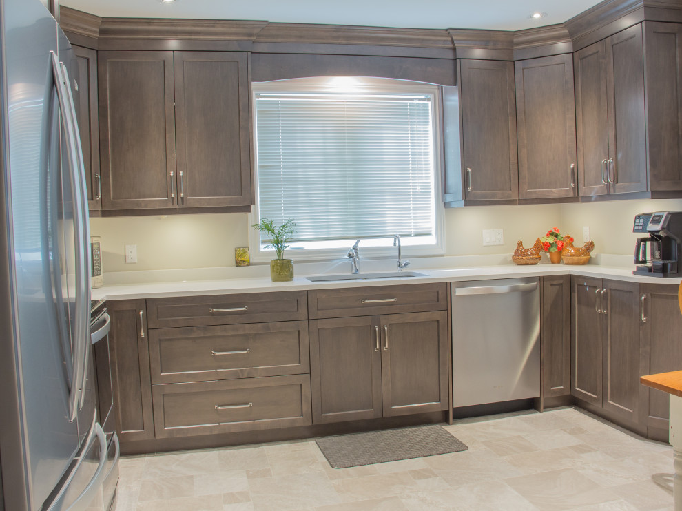 Transitional kitchen photo in Toronto