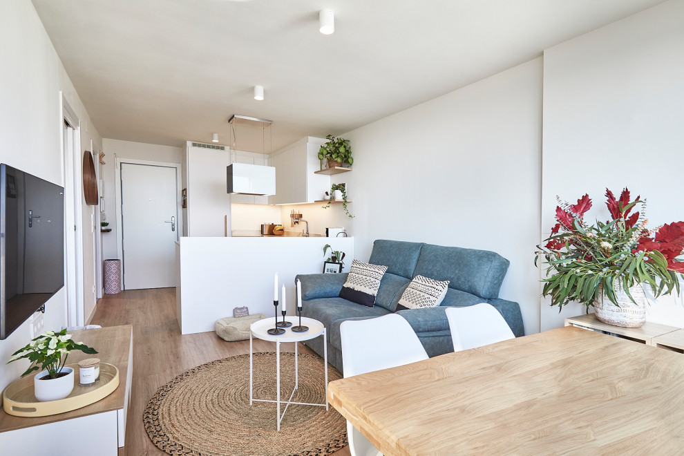Foto på ett minimalistiskt vardagsrum, med mellanmörkt trägolv