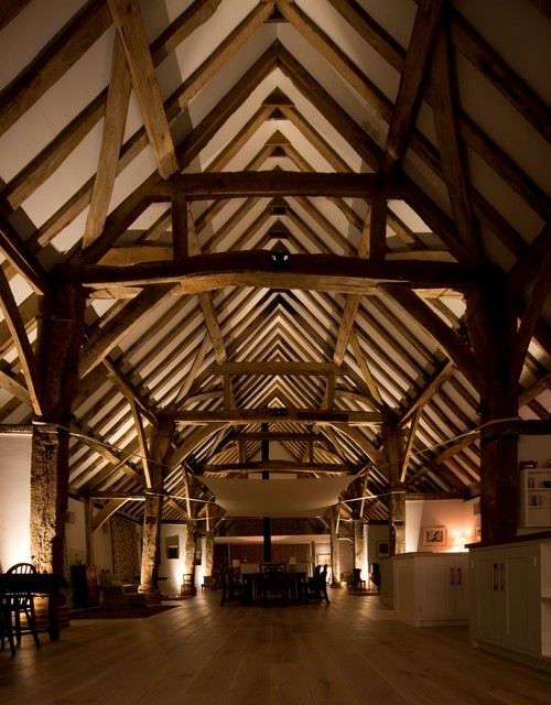 15th Century Barn - dramatic evening lighting rustikt-dagligstue
