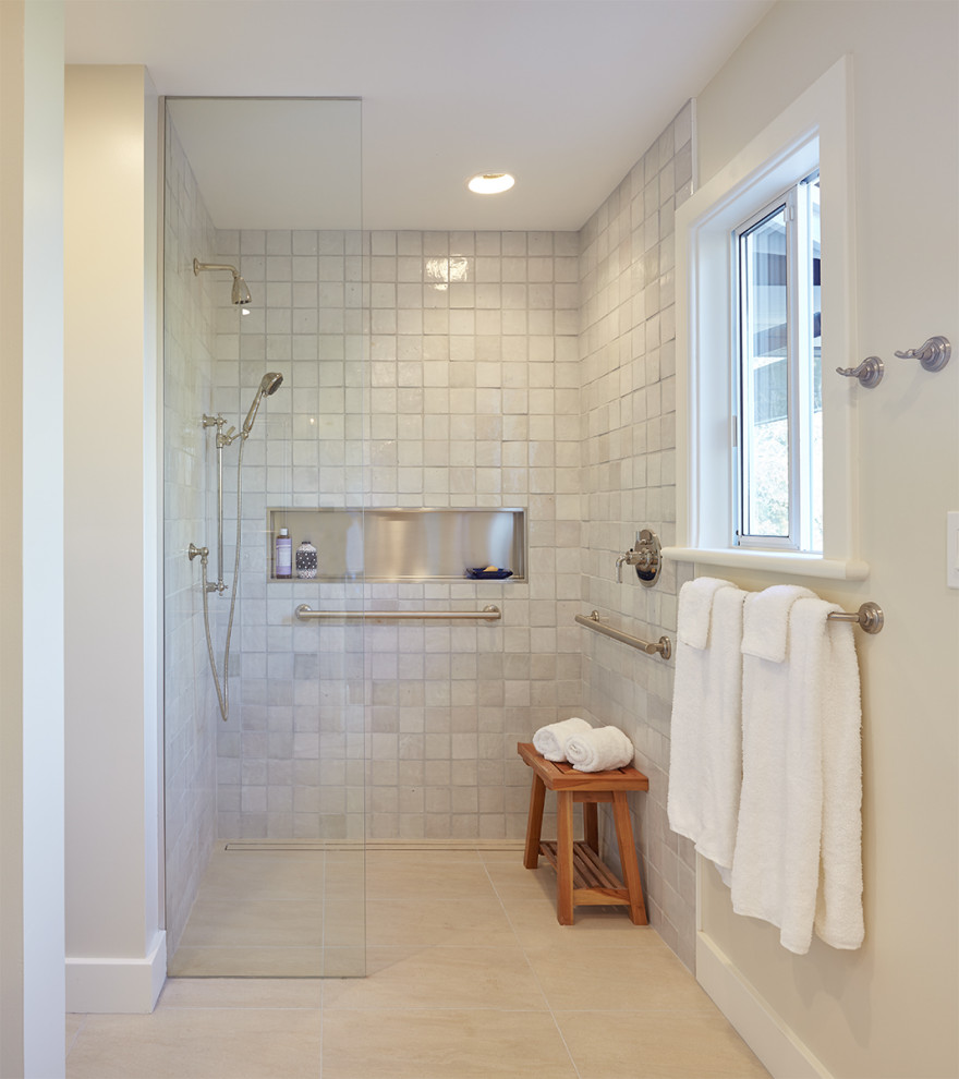 サンフランシスコにあるラグジュアリーな広いシャビーシック調のおしゃれな浴室の写真
