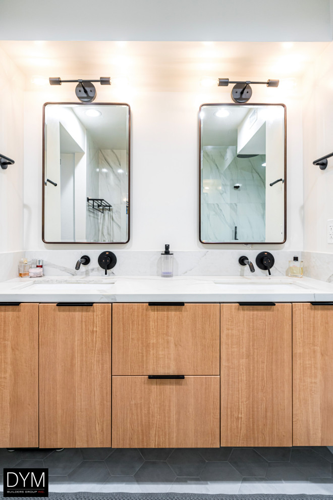Пример оригинального дизайна: главная ванная комната в стиле модернизм с плоскими фасадами, светлыми деревянными фасадами, бежевыми стенами, полом из керамогранита, накладной раковиной, столешницей из искусственного камня, серым полом, белой столешницей, тумбой под две раковины, подвесной тумбой, балками на потолке, деревянными стенами, унитазом-моноблоком, сиденьем для душа, душем в нише, душем с распашными дверями, мраморной плиткой и белой плиткой