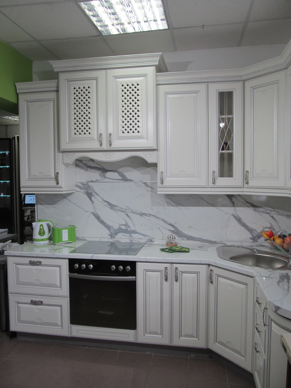 Классическая кухня белая с серебряной патиной