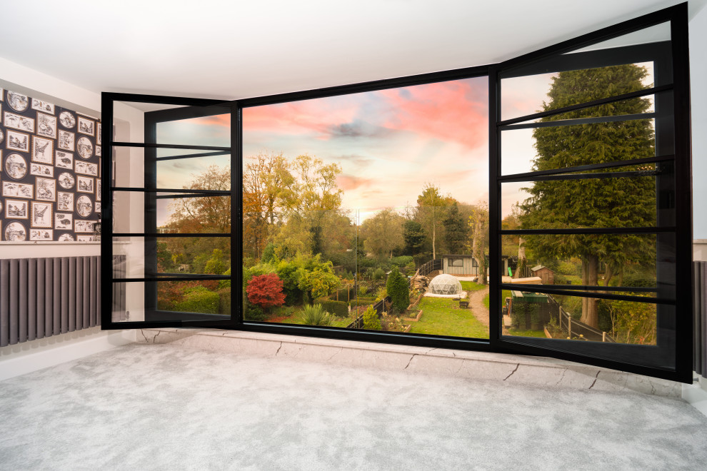 Modernes Hauptschlafzimmer mit Teppichboden und schwarzem Boden in Hertfordshire