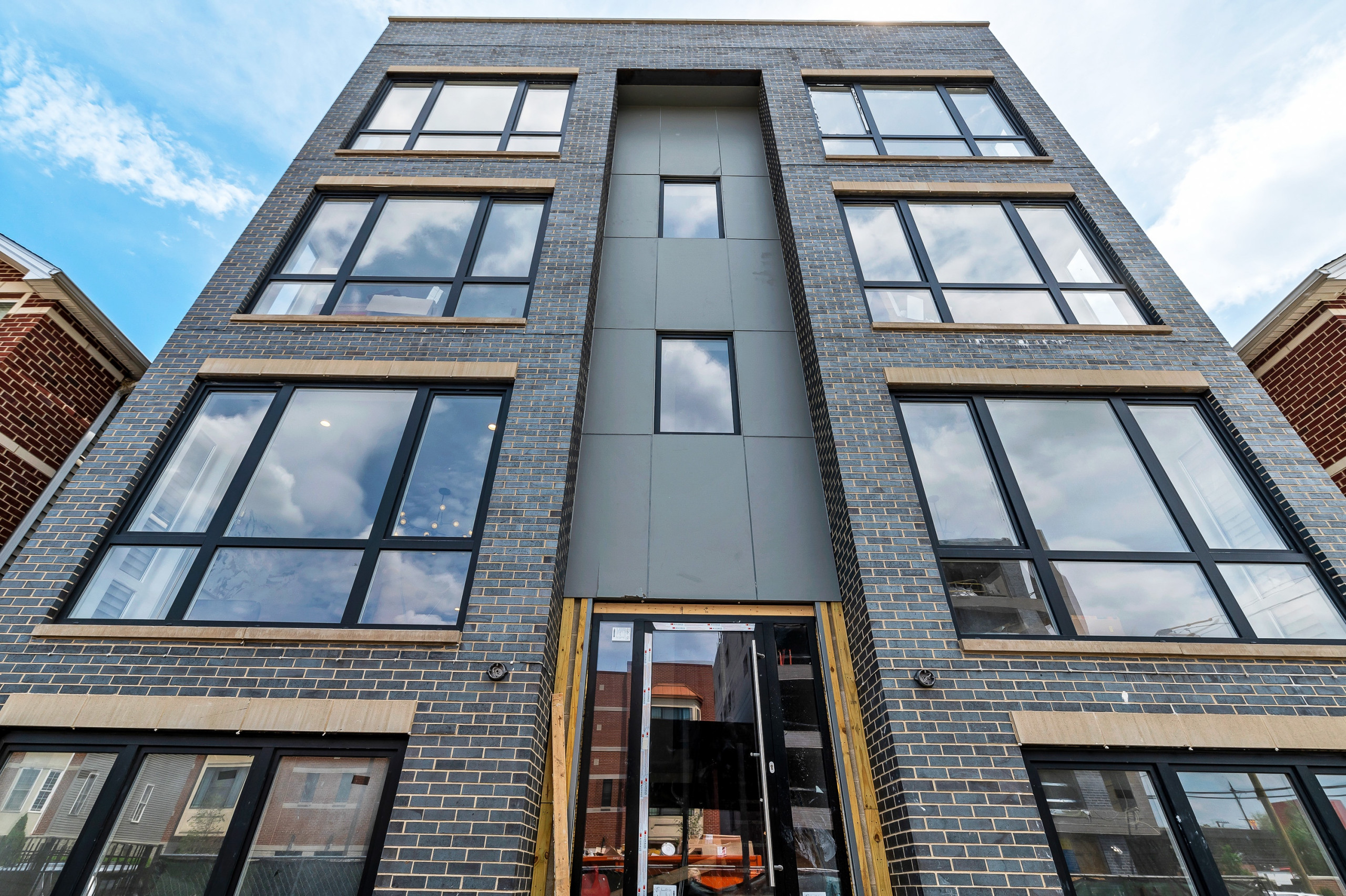 2341 w adams - unit 1e_002.jpg