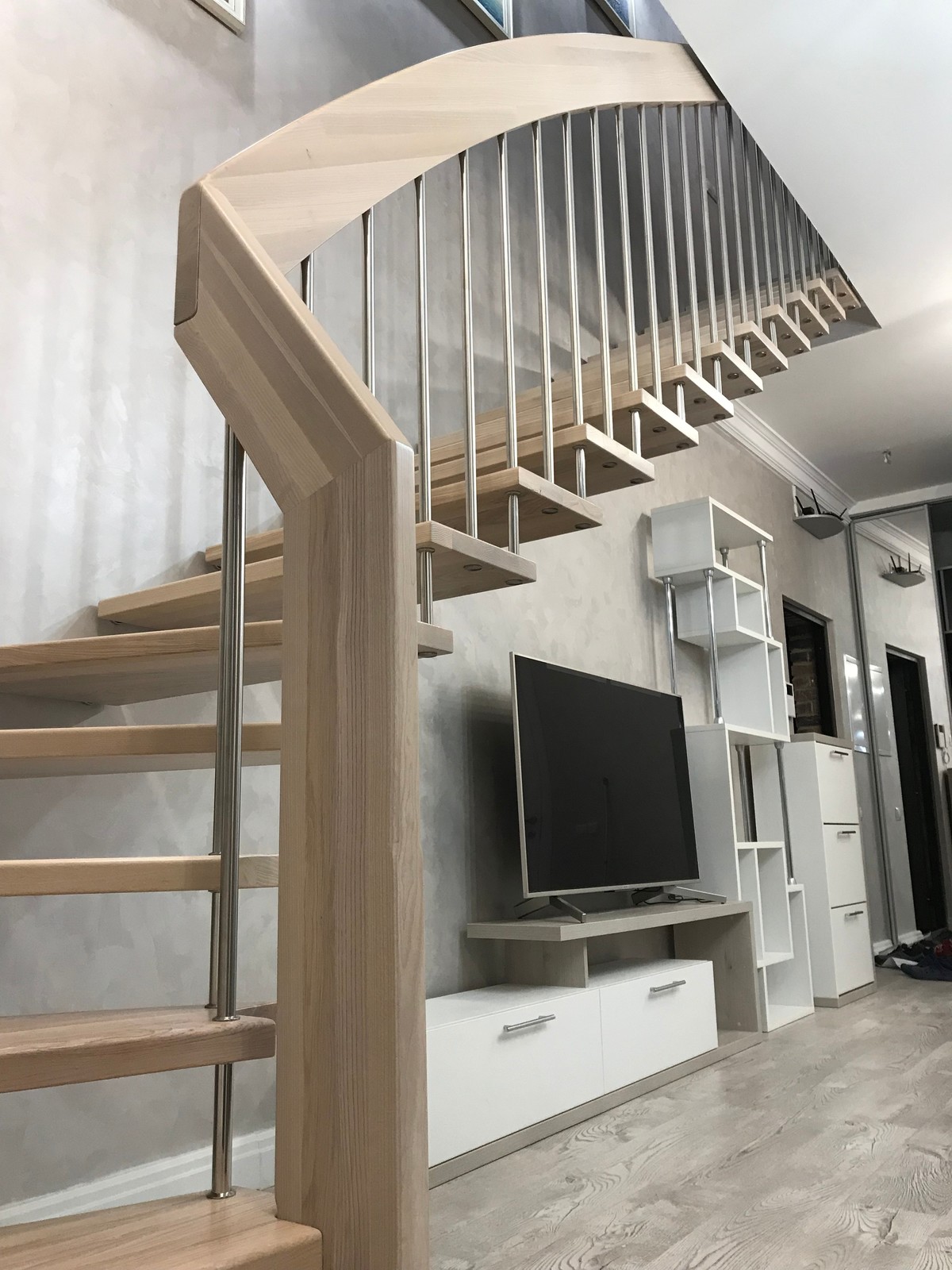 Лестница в двухуровневой квартире