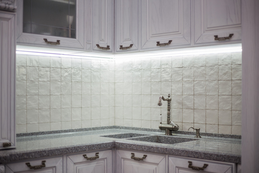 Кухня соединенная с гостиной зеркальным порталом. Реализованный проект