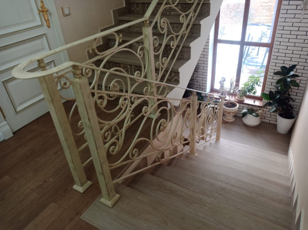 Кованые перила на лестнице