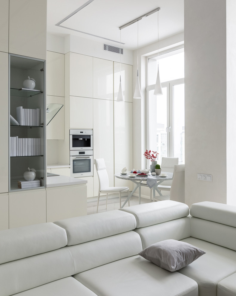 Вид из гостиной на кухню