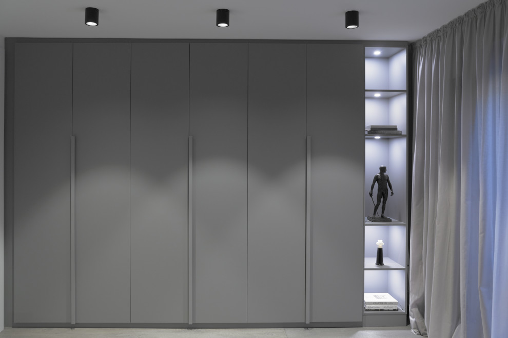 Graue, deckenhohe Einbauschränke im Schlafzimmer