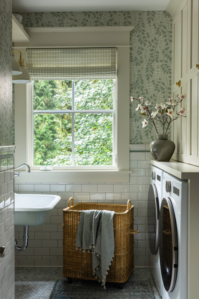 Example of a classic laundry room design in Seattle