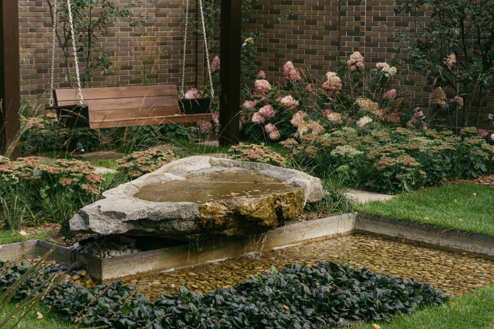 Свежая идея для дизайна: участок и сад в стиле лофт с водопадом - отличное фото интерьера