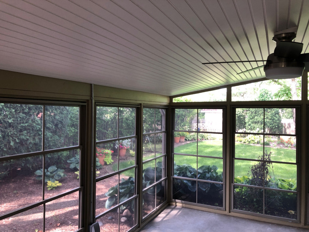 Immagine di una veranda shabby-chic style con pavimento in cemento, soffitto classico e pavimento grigio