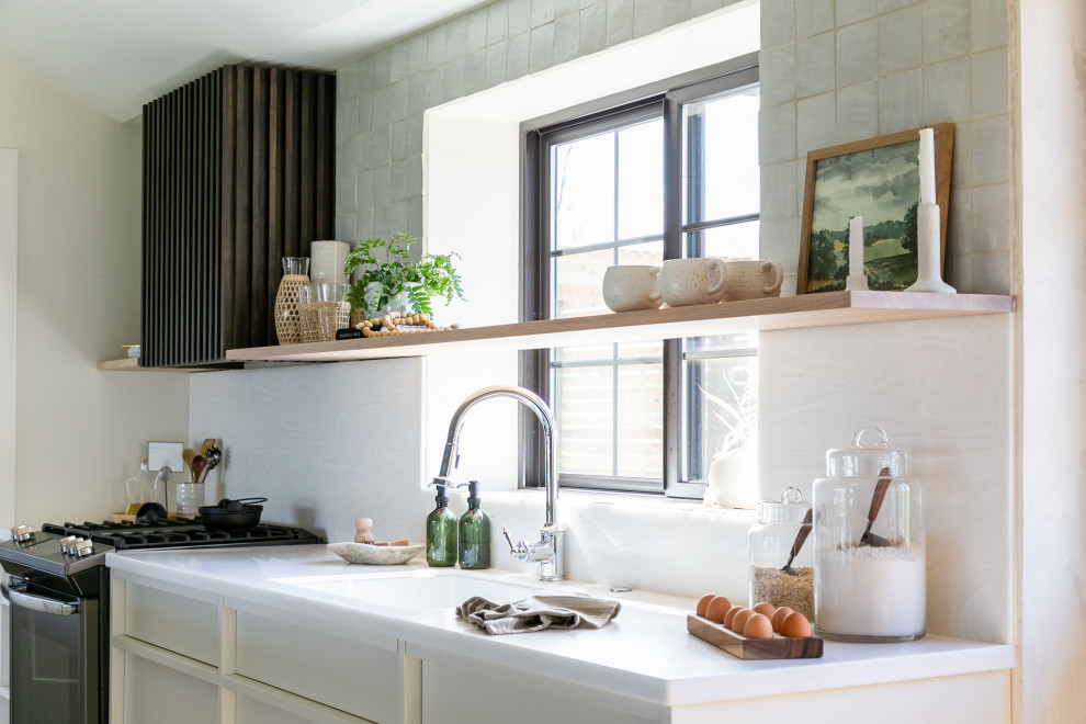 Exempel på ett litet modernt vit linjärt vitt kök och matrum, med en undermonterad diskho, släta luckor, vita skåp, bänkskiva i koppar, vitt stänkskydd, stänkskydd i terrakottakakel, rostfria vitvaror, ljust trägolv och en köksö