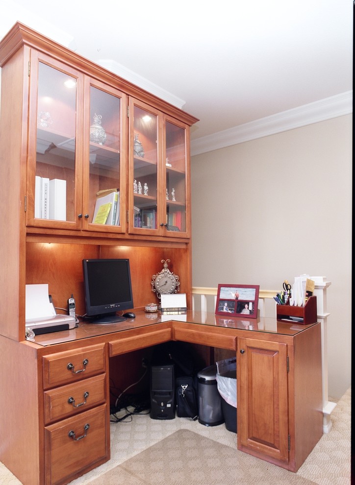 Photo of a small traditional home studio in Orange County with white walls, carpet and a freestanding desk.