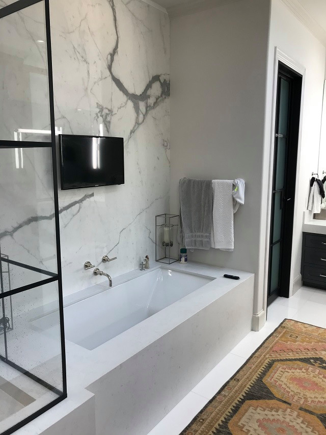 Idéer för att renovera ett stort vintage en-suite badrum, med blå skåp, ett undermonterat badkar, porslinskakel, marmorgolv, bänkskiva i kvarts och vitt golv