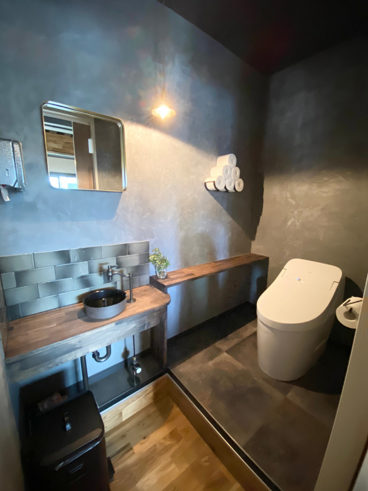 他の地域にあるおしゃれなトイレ・洗面所の写真