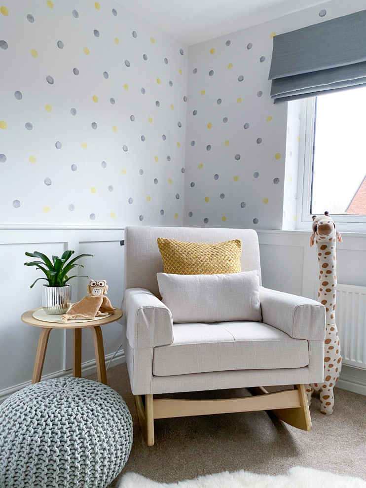 Immagine di una cameretta per neonato moderna di medie dimensioni con pareti bianche, moquette, pavimento beige e pannellatura