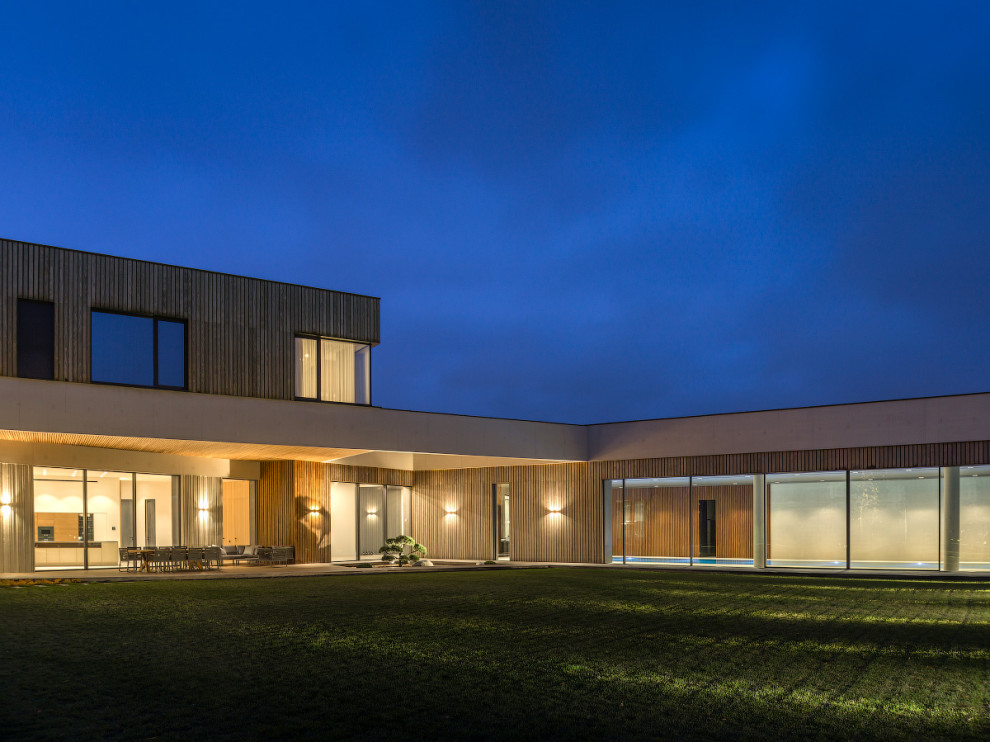 Дом из архитектурного бетона в поселке “Миллениум Парк”