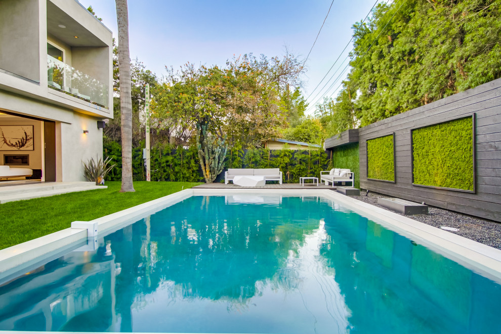 This is an example of a contemporary swimming pool in Los Angeles.