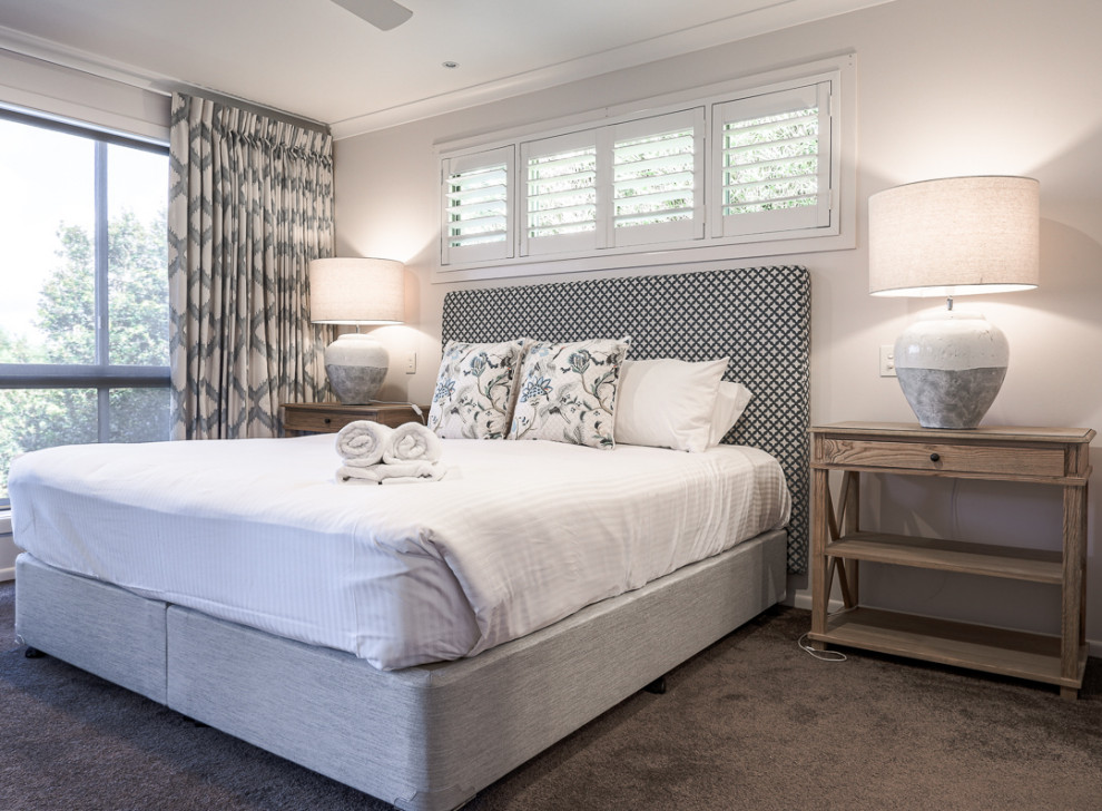 На фото: маленькая гостевая спальня (комната для гостей) в морском стиле с синими стенами и ковровым покрытием для на участке и в саду