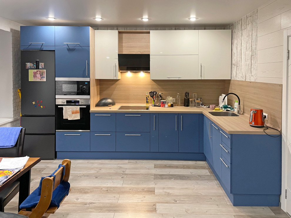 Кухня с синими фасадами