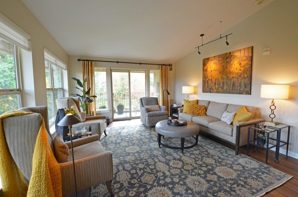 Esempio di un soggiorno design di medie dimensioni e chiuso con sala formale, pareti beige, TV autoportante, pavimento marrone e pavimento in vinile