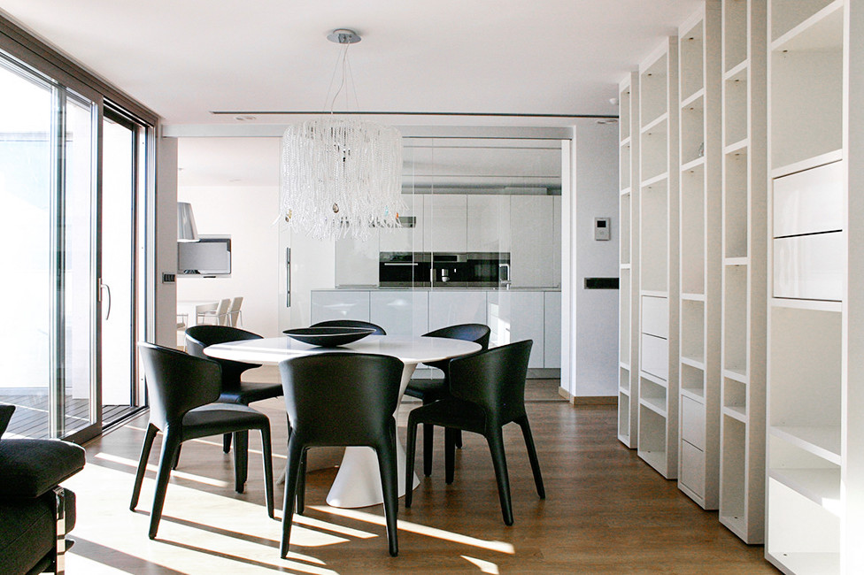 Imagen de comedor de cocina contemporáneo de tamaño medio sin chimenea con paredes blancas y suelo de madera en tonos medios
