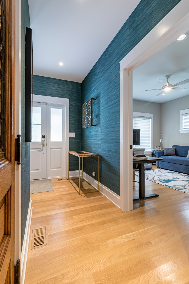 На фото: узкая прихожая в стиле кантри с синими стенами, полом из ламината, двустворчатой входной дверью, белой входной дверью, коричневым полом, кессонным потолком и обоями на стенах с