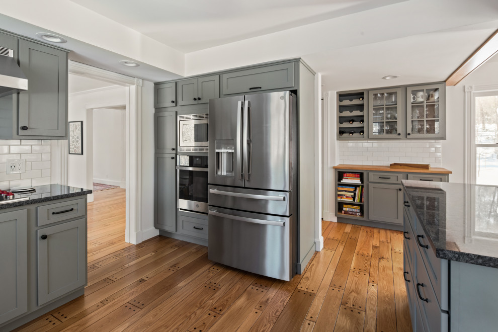 Example of a transitional kitchen design in Burlington