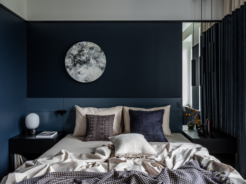 Cette image montre une chambre parentale design de taille moyenne avec un mur bleu, un sol en bois brun, aucune cheminée, un sol gris et du lambris.