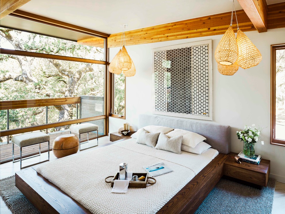 Стильный дизайн: спальня в современном стиле с белыми стенами и светлым паркетным полом без камина - последний тренд