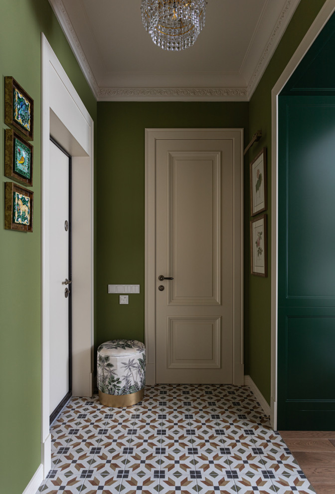 Свежая идея для дизайна: входная дверь среднего размера в классическом стиле с зелеными стенами, полом из керамической плитки, одностворчатой входной дверью, белой входной дверью и разноцветным полом - отличное фото интерьера