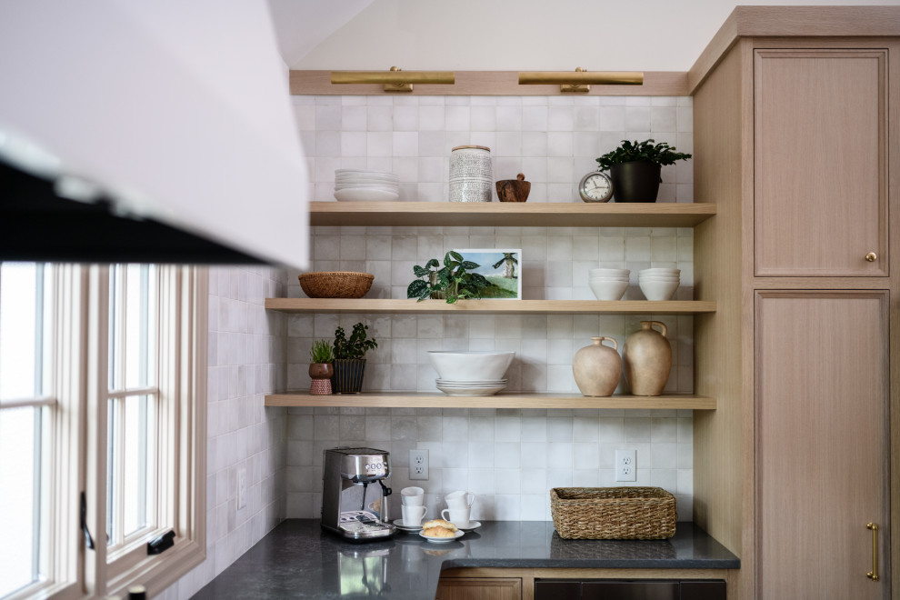 Exempel på ett maritimt flerfärgad flerfärgat kök, med en enkel diskho, luckor med infälld panel, skåp i ljust trä, bänkskiva i kvarts, flerfärgad stänkskydd, stänkskydd i keramik, rostfria vitvaror, mörkt trägolv, en köksö och brunt golv