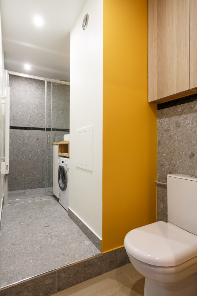 Exemple d'une petite salle d'eau grise et jaune tendance en couloir avec un placard à porte plane, une douche à l'italienne, WC à poser, un carrelage gris, des carreaux de céramique, un sol en carrelage de céramique, une vasque, un plan de toilette en bois, un sol gris, un plan de toilette marron et meuble simple vasque.
