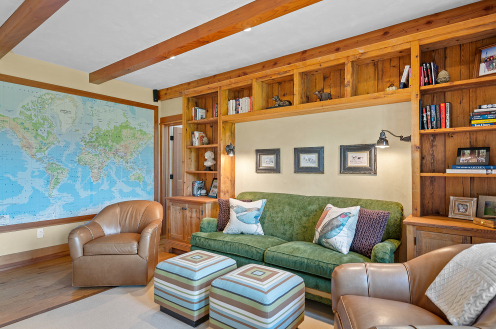 Esempio di un grande soggiorno tradizionale aperto con libreria, pareti beige e parquet chiaro