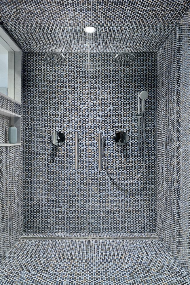 Example of a transitional bathroom design in Toronto